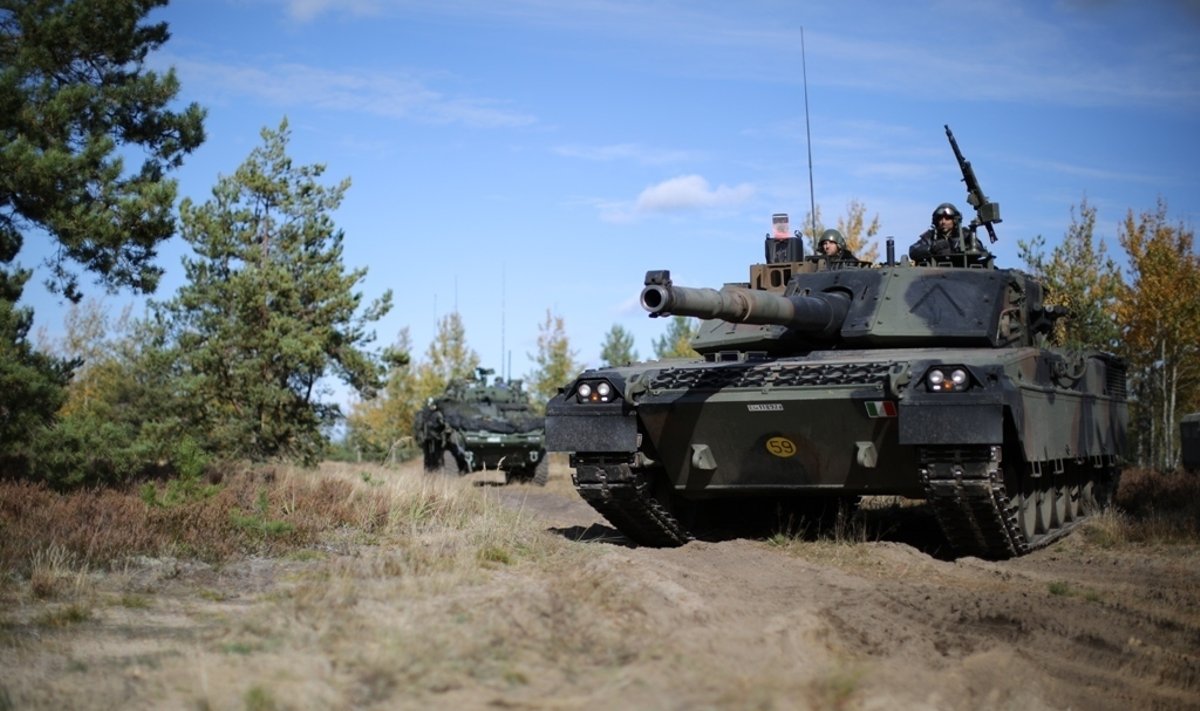 Itaalia tank ja Kanada soomuk Lätis õppustel