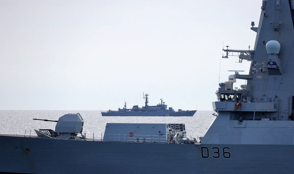 На переднем плане — участвующий в Baltops-22 корабль ВМФ Британии, на заднем плане — корабль ВМФ России. 