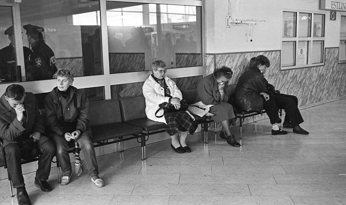 28. septembri hommik. Sõitsime sadamasse Rahva Hääle uudistetoimetuse juhi Kalle Muuli Žiguliga. Peale tema ja minu olid autos ajakirjanikud Ain Parmas ja tema elukaaslane Victoria Näripä. Toona tehti pilti mustvalgele filmile, olin enne fotolaboris kiiresti kassetti paar rulli filmi kerinud. Kell oli umbes 11, kui sadamasse jõudsime. Inimesed olid veel täielikus teadmatuses. Terminalis valitses rusuv vaikus, ei räägitud ühtegi sõna. Oli selline tunne, et käi või kikivarvul.