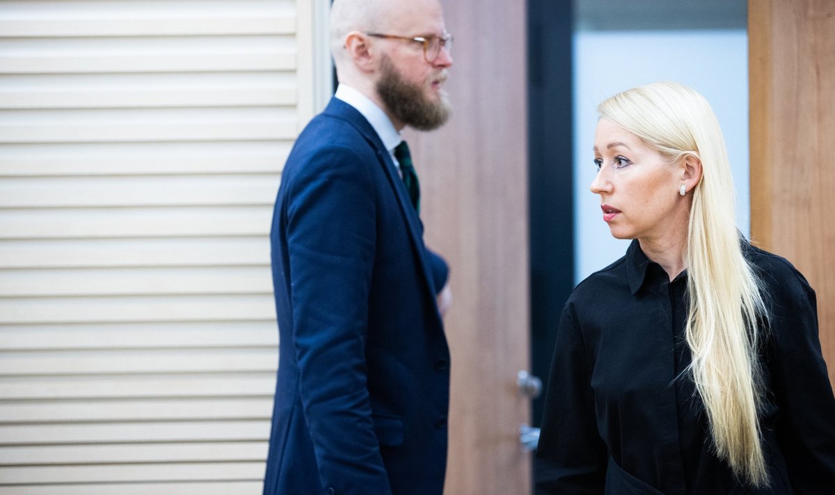 EES ON VIIS VÄSITAVAT TUNDI: Tallinna linnavaraameti juhataja asetäitja Natalie Neill-Puskar täna Harju maakohtus. Tema ülekuulamine võttis pea terve istungipäeva. Taamal advokaat Paul Keres.