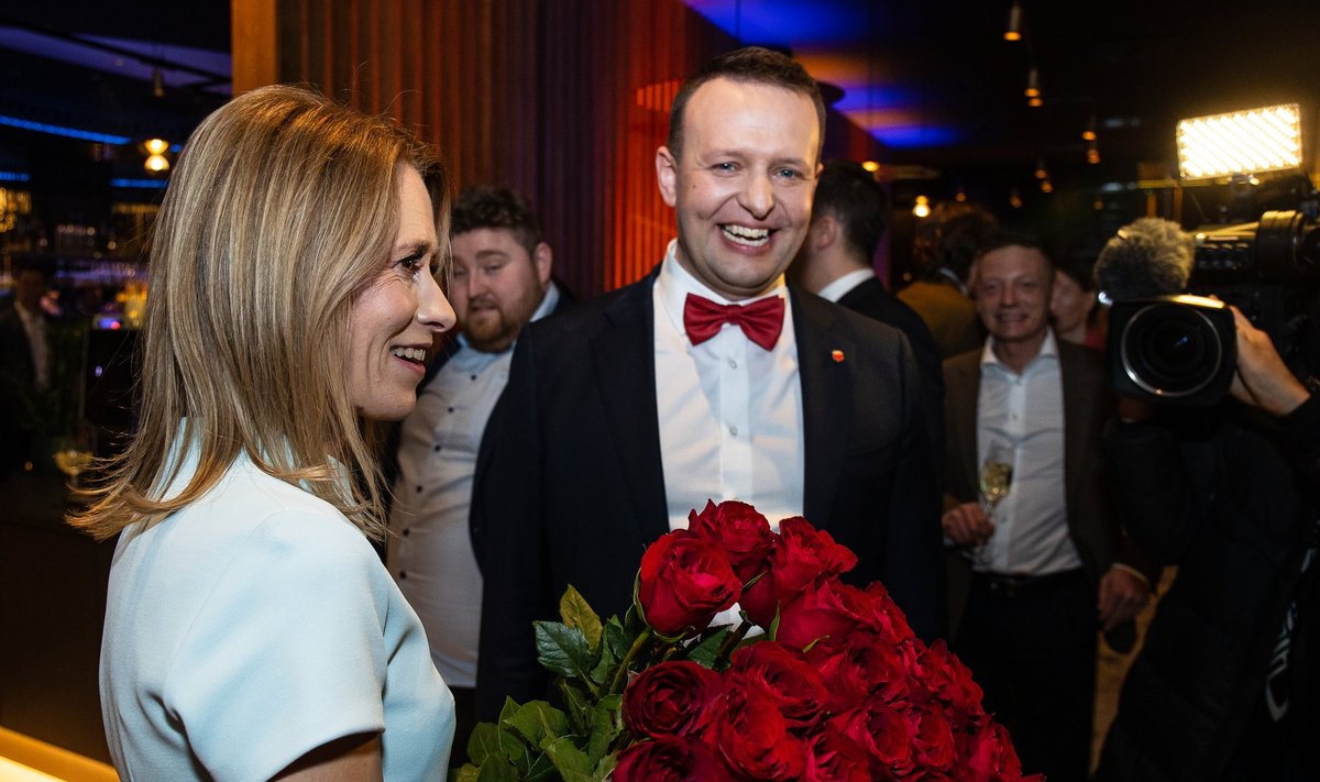 Erakonnajuhtidest esimesena saabus Kaja Kallast pühapäeval õnnitlema SDE esimees Lauri Läänemets, süli punaseid roose täis.