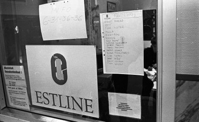 Mõni tund hiljem hakkasid terminalis Estline'i kontori klaasseinale ilmuma päästetute nimekirjad, mis muutusid pidevalt.