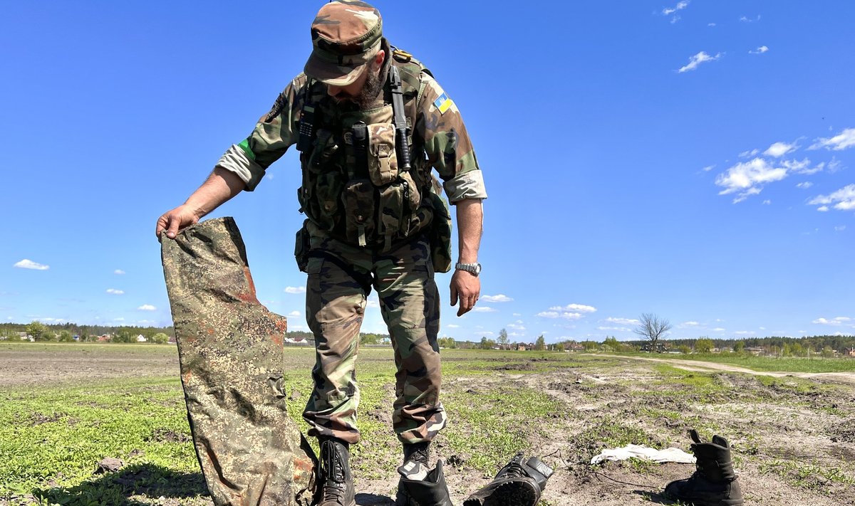 Kõvahäälne ja Hruštšovi temperamendiga maakaitseväelane Volodja näitab põllul Vene soldatite riideesemeid: saabas siin, triibuline dessantnikusärk seal, vatijopp kolmandas kohas.