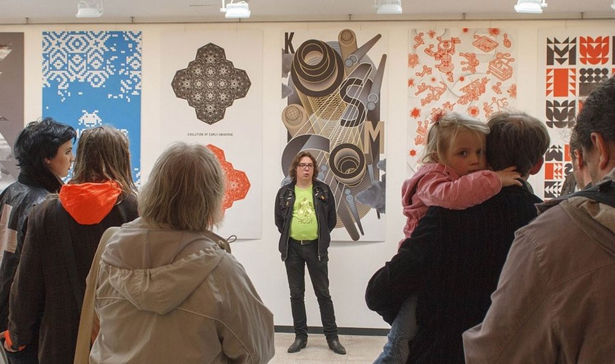 Peakorraldaja Marko Kekišev kosmosele pühendatud konkurss-näitusel „Isikupära/Individuality ’12” festivali sisse juhatamas. Foto: Tiit Rammul