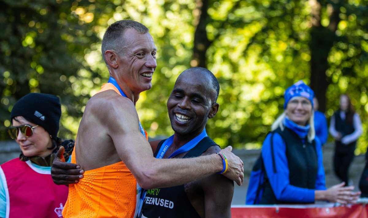 Roman Fosti ja Ibrahim Mukunga Tallinna Maratoni finisis.