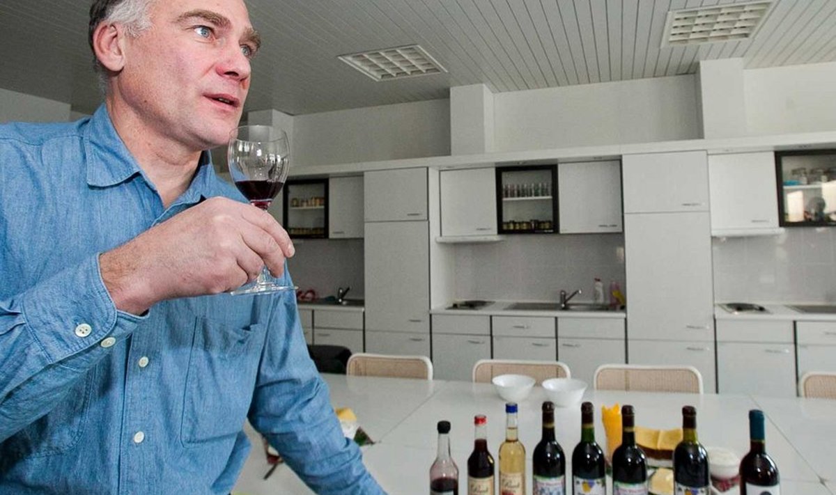 Seadusemuudatus teeb rõõmu ka Otepää kandi veinimeistrile Jaak Eensalule, kes nüüd saab oma märjukest laiemalt turustada. (Foto: Raivo Tasso / Maaleht)