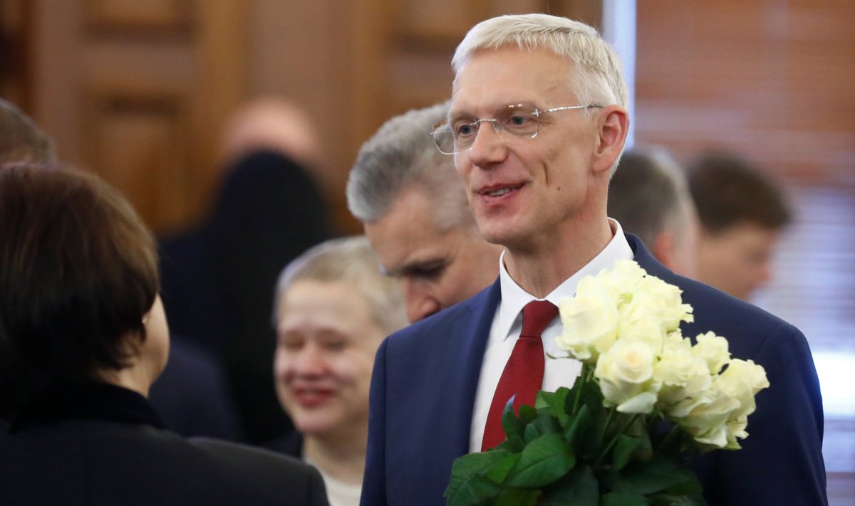 Läti uus peaminister Kariņš pärast 23. jaanuaril toimunud hääletust parlamendis roosikimpu vastu võtmas.