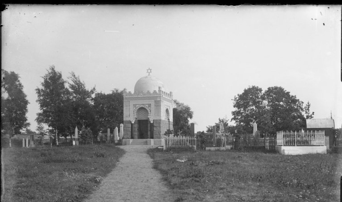 Vaade möödunud sajandi alguses Tallinna vanale juudi kalmistule ja sealsele mausoleumile.