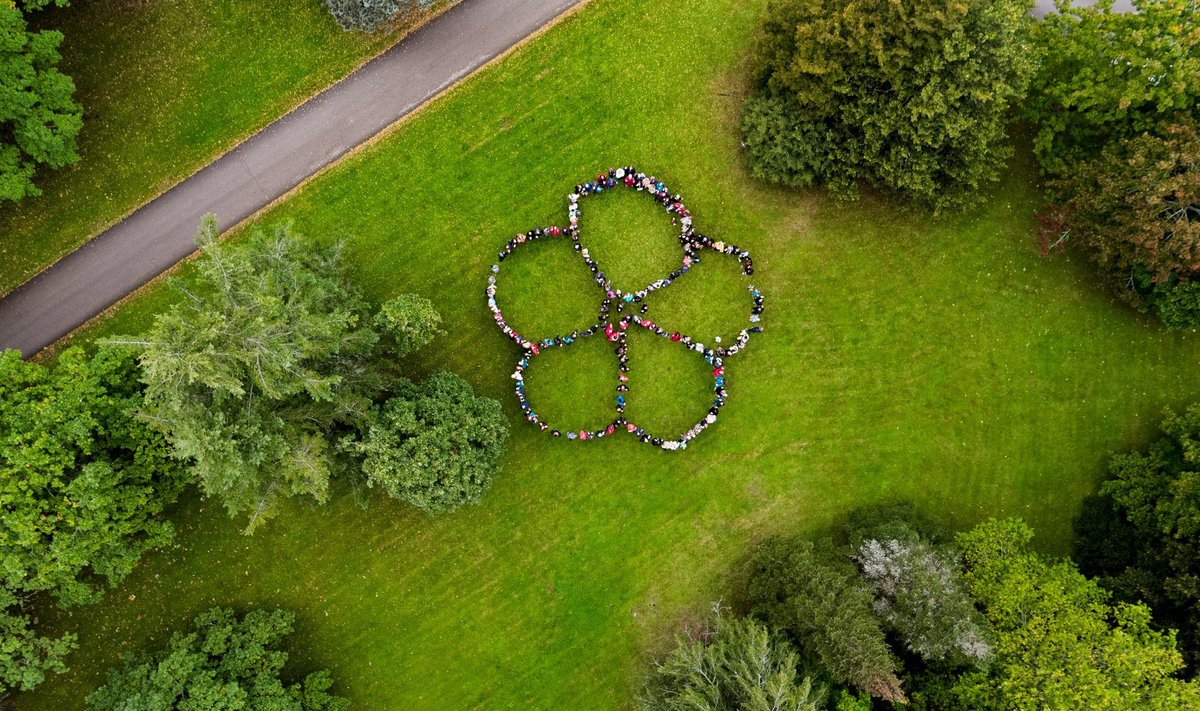 Inimestest moodustatud lilleornament Euroopa koostöö päeva tahistamisel 2019.