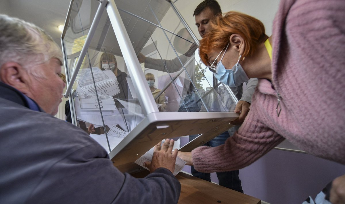 KUIDAS MÄNGIDA DEMOKRAATIAT: Okupantide ametnikud teevad libareferendumi häälte kokkulugemisega tühja tööd – tulemused on juba Kremlis.