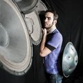 Hang-trummi virtuoos Manu Delago võlub täna Kumus oma "lendavast taldrikust" ulmeliselt maagilisi helisid