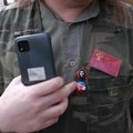 ВИДЕО | Мужчина пытался попасть к Бронзовому солдату, надев значок с серпом и молотом, символом Трудовой партии Северной Кореи