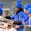 Ukraina toidutööstur jälgib töötajaid ning laseb paksud ja õnnetud lahti