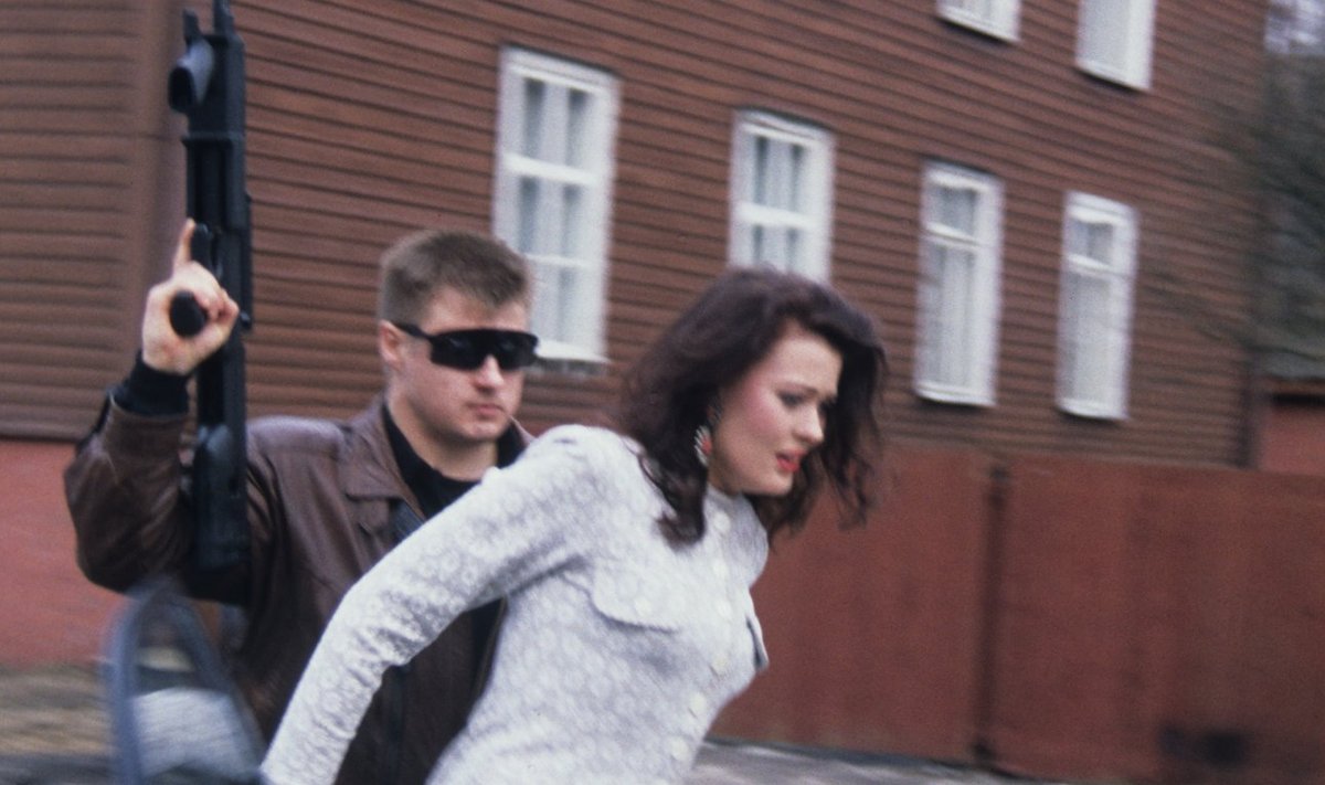 Inimrööv keset päist päeva, kui ohvriks langeb Salmonite rikkurpere liige Signe (Merle Palmiste). 1990-ndatel polnud säärane kuritegu iseenesest sugugi haruldane.