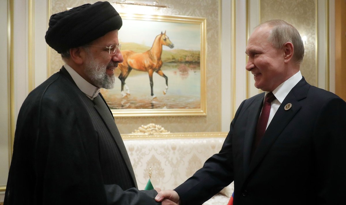 Venemaa president Vladimir Putin (vasakul) Türkmenistanis kätlemas Iraani presidendi Ebrahim Raisiga. 