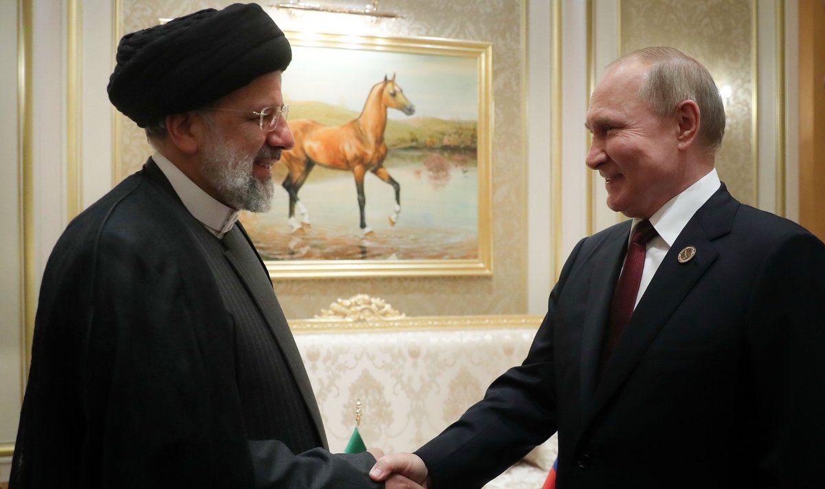 Venemaa president Vladimir Putin (vasakul) Türkmenistanis kätlemas Iraani presidendi Ebrahim Raisiga.