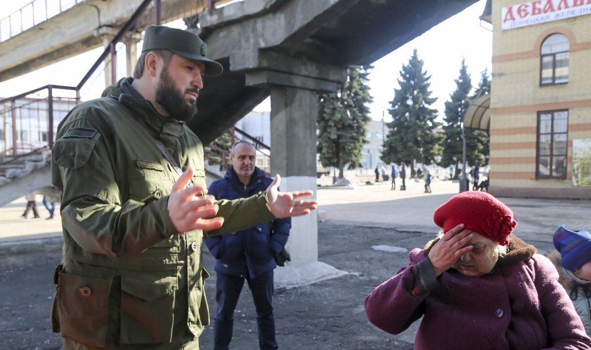 Naine saab Ida-Ukraina okupeeritud Debaltseve linna raudteejaamas evakueerimiseks suuniseid