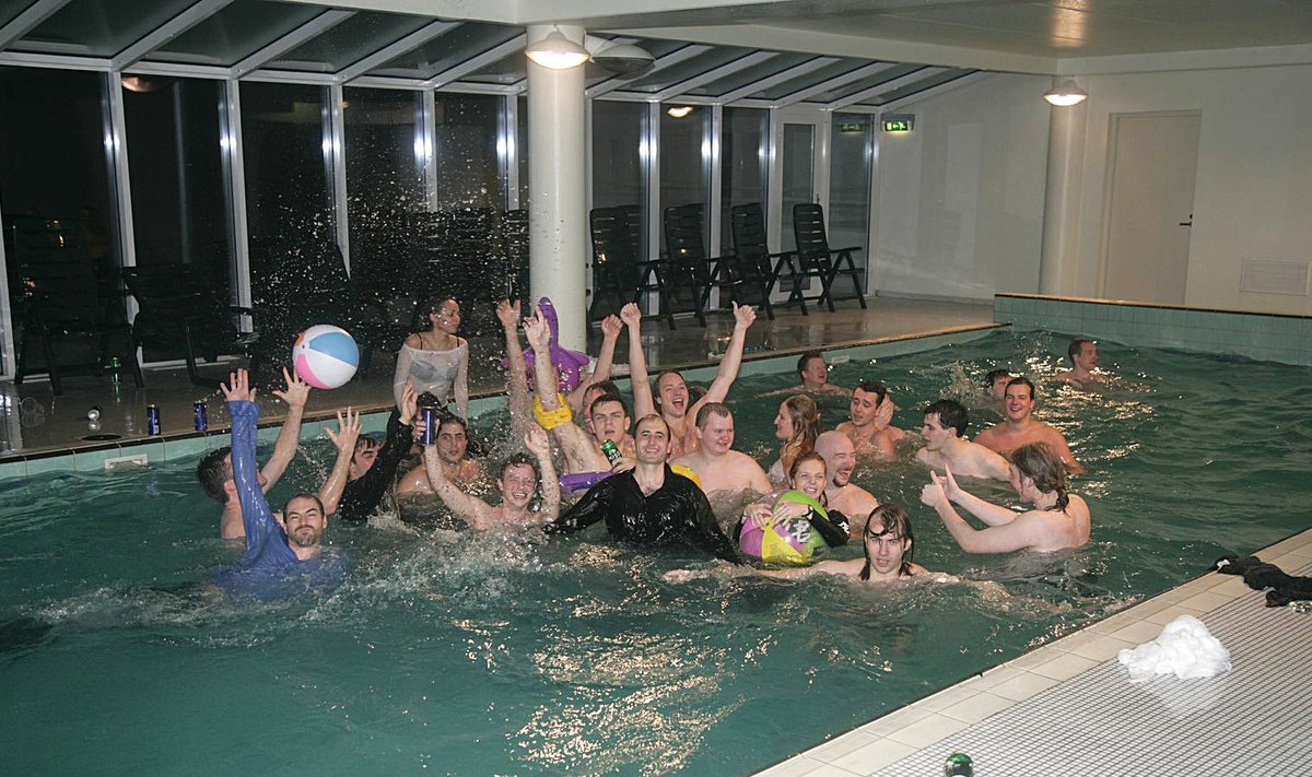 SKYPE POOL PARTY: Üle ilma kurikuulus Skype’i basseinipidu Pärnu hotellis Strand, kus tantsiti baariletil ja käidi riietega suplemas.