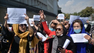 ВИДЕО | Талибы применили газ для разгона женской акции протеста в Кабуле