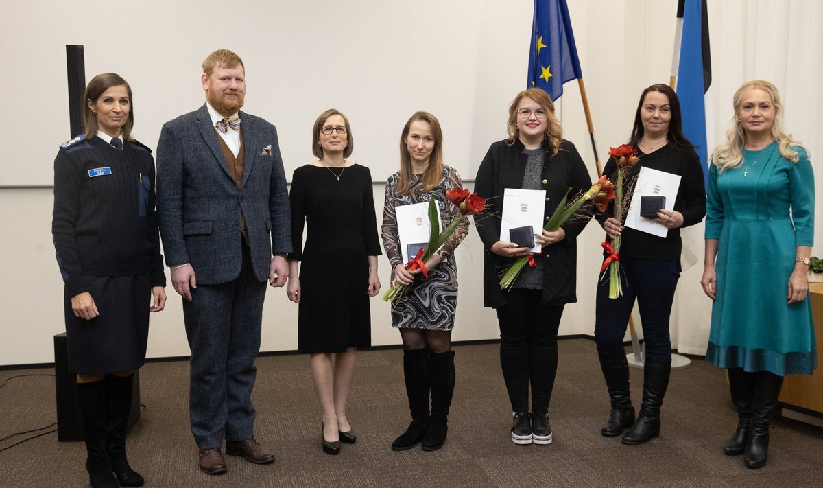Viiest kodanikujulguse aumärgi saanust oli esmaspäeval toimunud tänuüritusel kohal kolm: Tea Närap (keskel), Liisi Haljaku (paremalt kolmas) ja Jelena Šimanskaja (paremalt teine). 