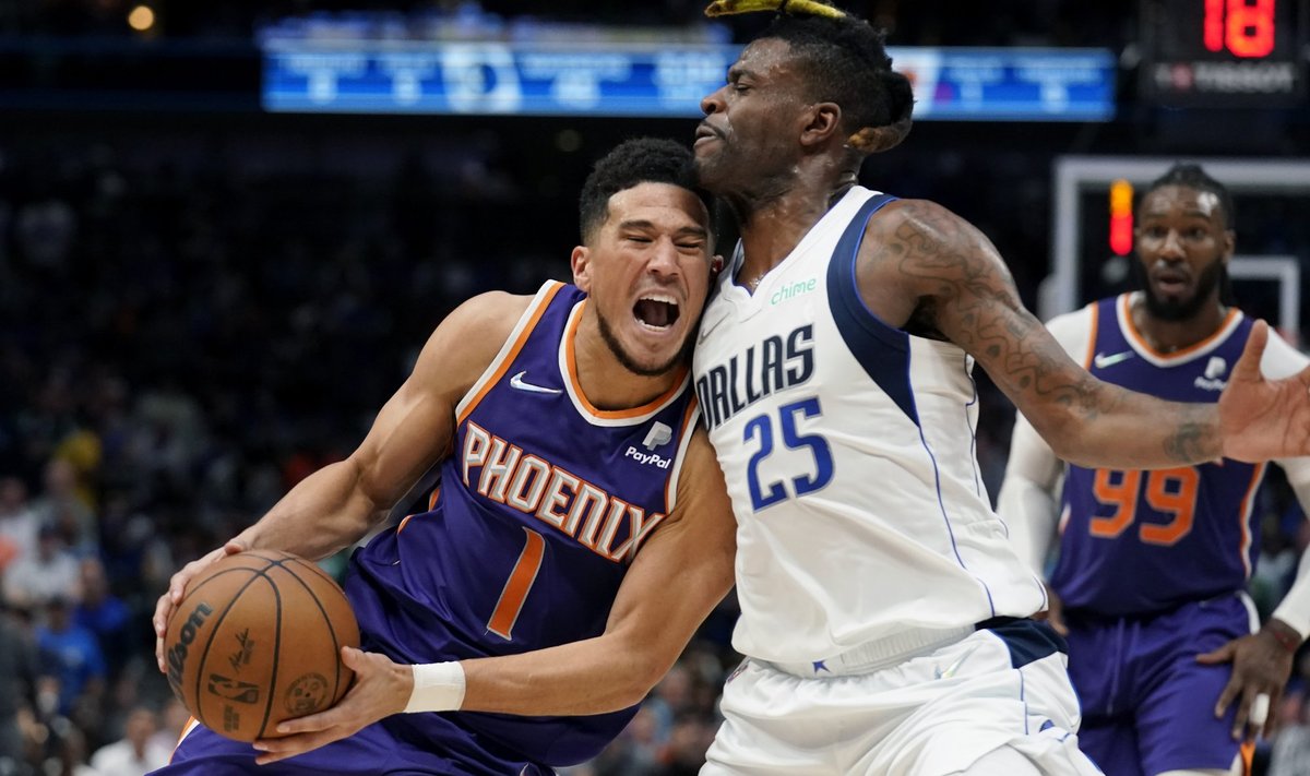 Devin Booker (palliga) kohtumises Dallas Mavericksi vastu