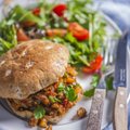 RETSEPT | Sloppy Joe võileib ehk tomatine veisehakkliha hautis hamburgerisaia vahel