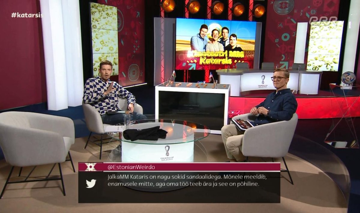 Henrik Kalmet ja Tõnis Niinemets "Katarsise" stuudios. Toidupalakestega laua taga konutab Kaheksajalg (Kait Kall).