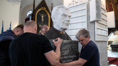 FOTOD ja VIDEO | Tallinna Jaani kirikusse paigaldati õpetaja Toomas Pauli büst