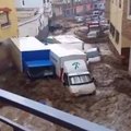 VIDEOD: tulvaveed kannavad autosid mööda tänavaid alla, Lõuna-Hispaania ägab üleujutuste käes