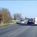 LUGEJA VIDEO | Pöörane möödasõit! Autojuhi arutu käitumine võinuks lõppeda laupkokkupõrkega