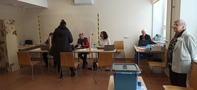 „По сравнению с прошлыми выборами в Рийгикогу, мне кажется, активность выше“, - говорит Евгения Ванхомен, председатель избирательного участка №5 в ДК „Ругодив“