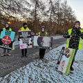 VIDEO JA FOTOD | Veganluse toetajad püüavad peatada Rakvere lihakombinaadi ees autosid, et tapale viidavate loomadega tõtt vaadata ja neile armastust jagada