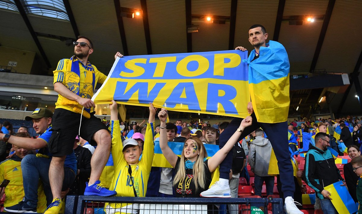 Ukraina jalgpallifännid sõjavastase plakatiga