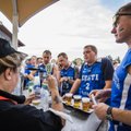 DELFI VIDEO MILANOST | Eesti fännid Itaalias: kohalikud õllemüüjad panevad kannatuse korralikult proovile
