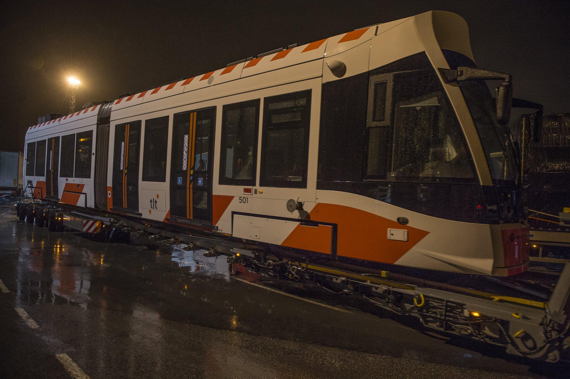 FOTOD JA VIDEO: Esimene Uue Põlvkonna Tramm Saabus ööpimeduses Tallinna ...