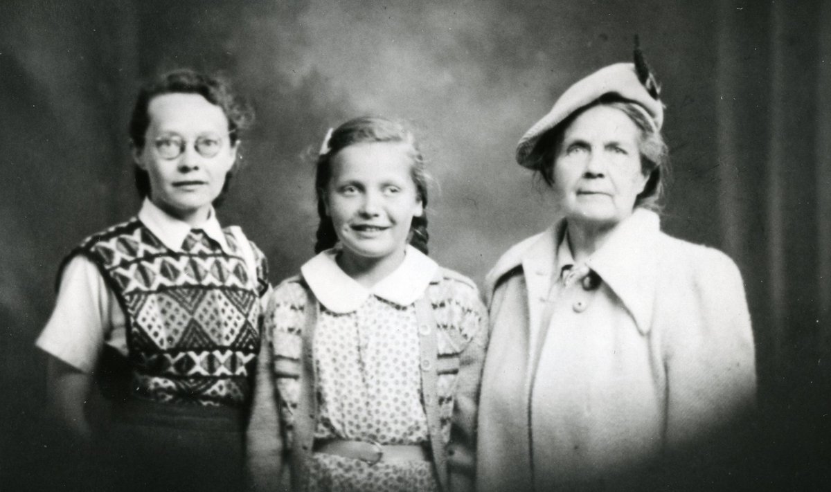 Elin Toona ema Liki (vasakul) ja vanaema Ellaga Inglismaal.