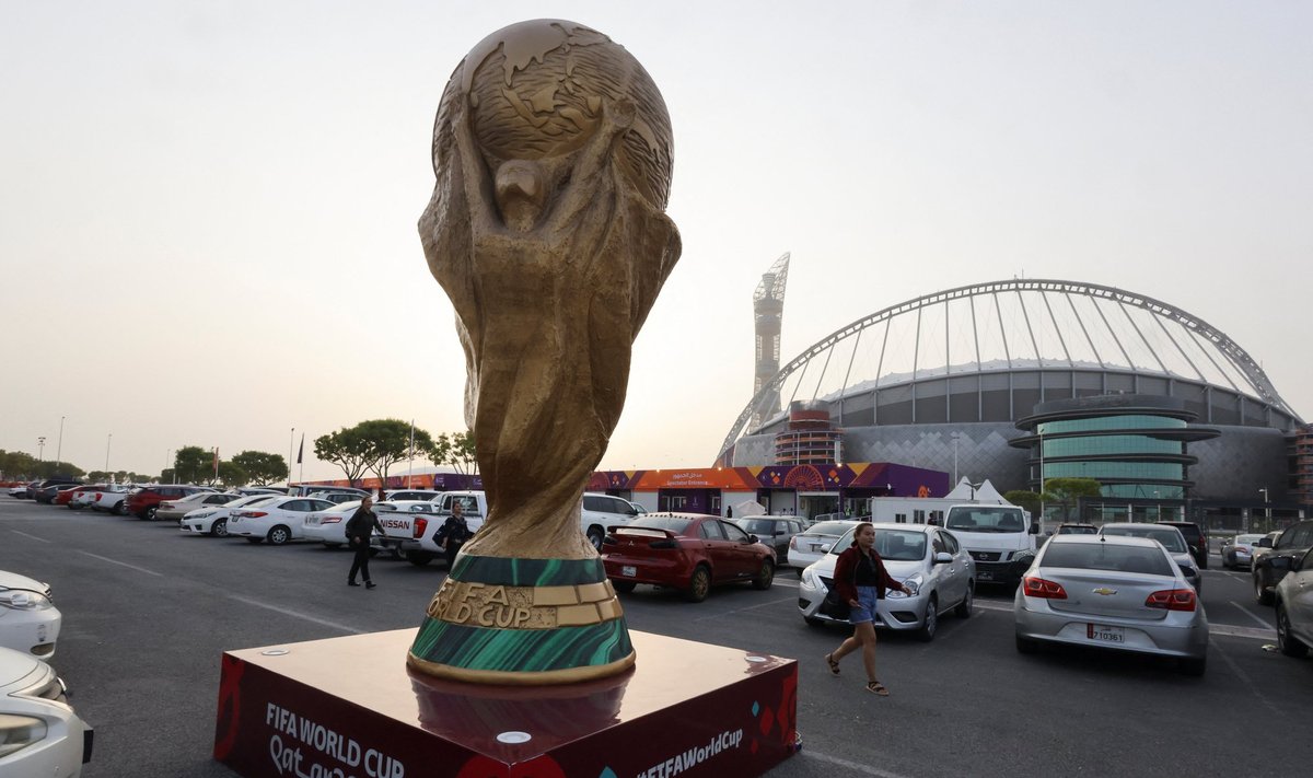 Khalifa staadion jalgpalli MM-i võidutrofee taustal.