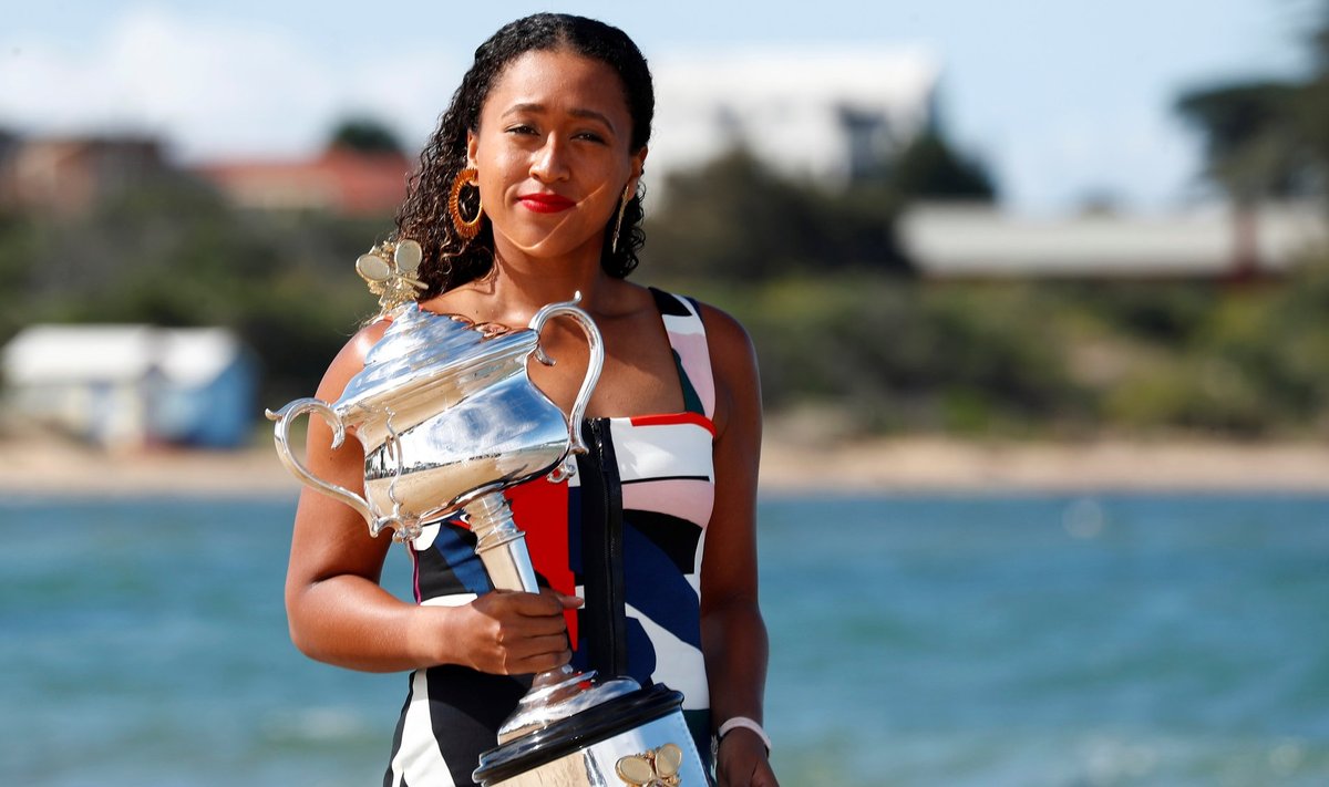 Naomi Osaka Australian Openi võidutrofeega Melbourne’is Brighton Beachil