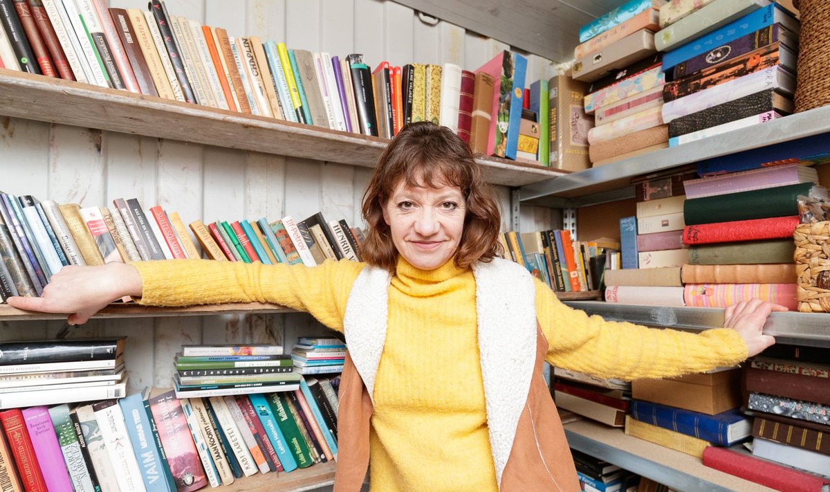 RAAMATUKOGUNURGAS Kati Saara Murutari uues elamises on mõistagi olemas ka korralik raamatukogu.