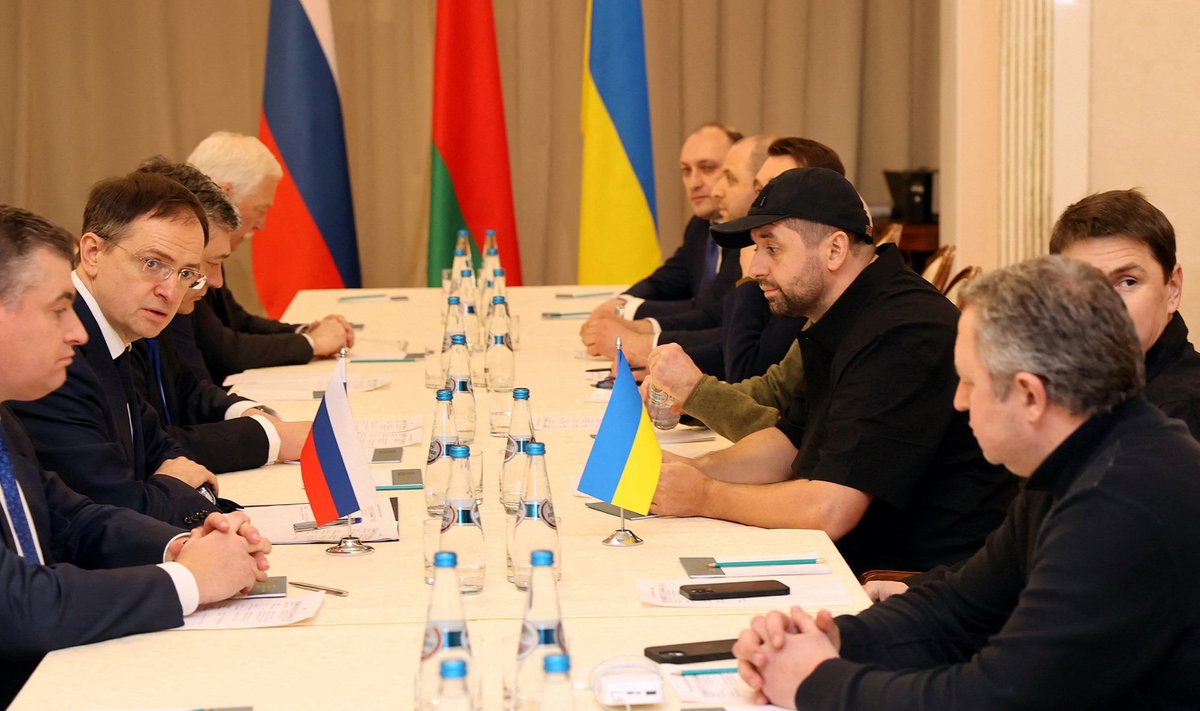 Vene ja Ukraina läbirääkijad 28. veebruaril. Denõss Kirejev on paremas reas kõige viimane. 