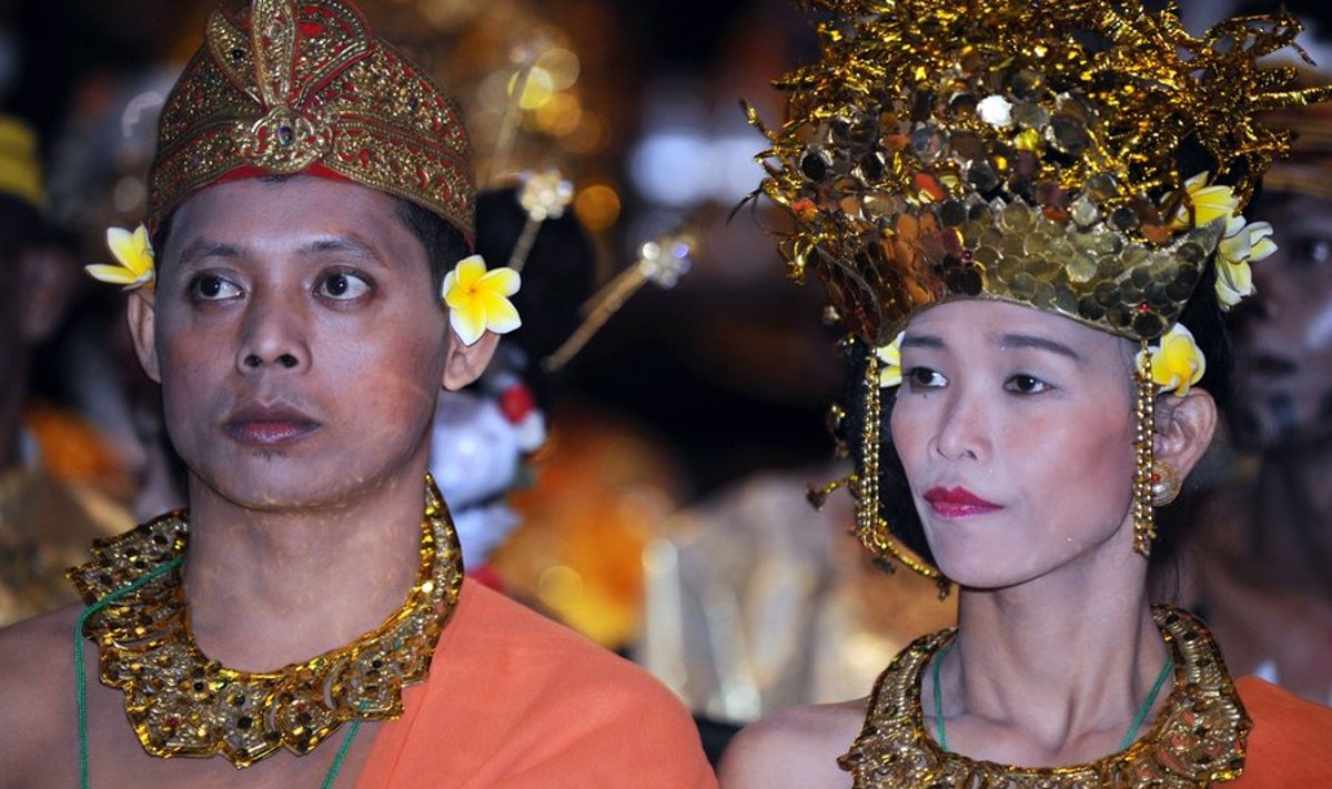 Mees ja naine Bali rahvarõivastes. Foto on illustreeriv.