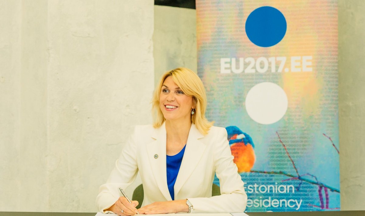 Urve Palo deklaratsiooni allkirjastamisel. (Foto: Flickri konto EU2017EE Estonian Presidency)