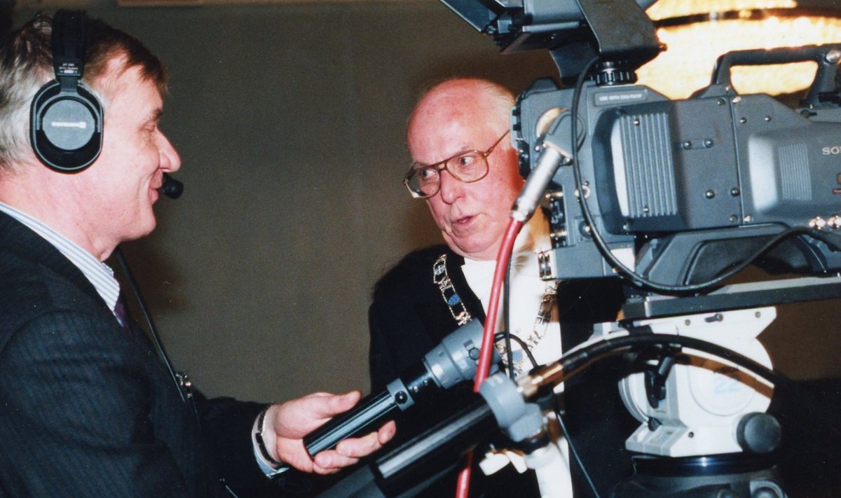 FILMIMEHED OMAVAHEL: Lennart Meri peab nõu aastapäeva teleoperaatoriga.