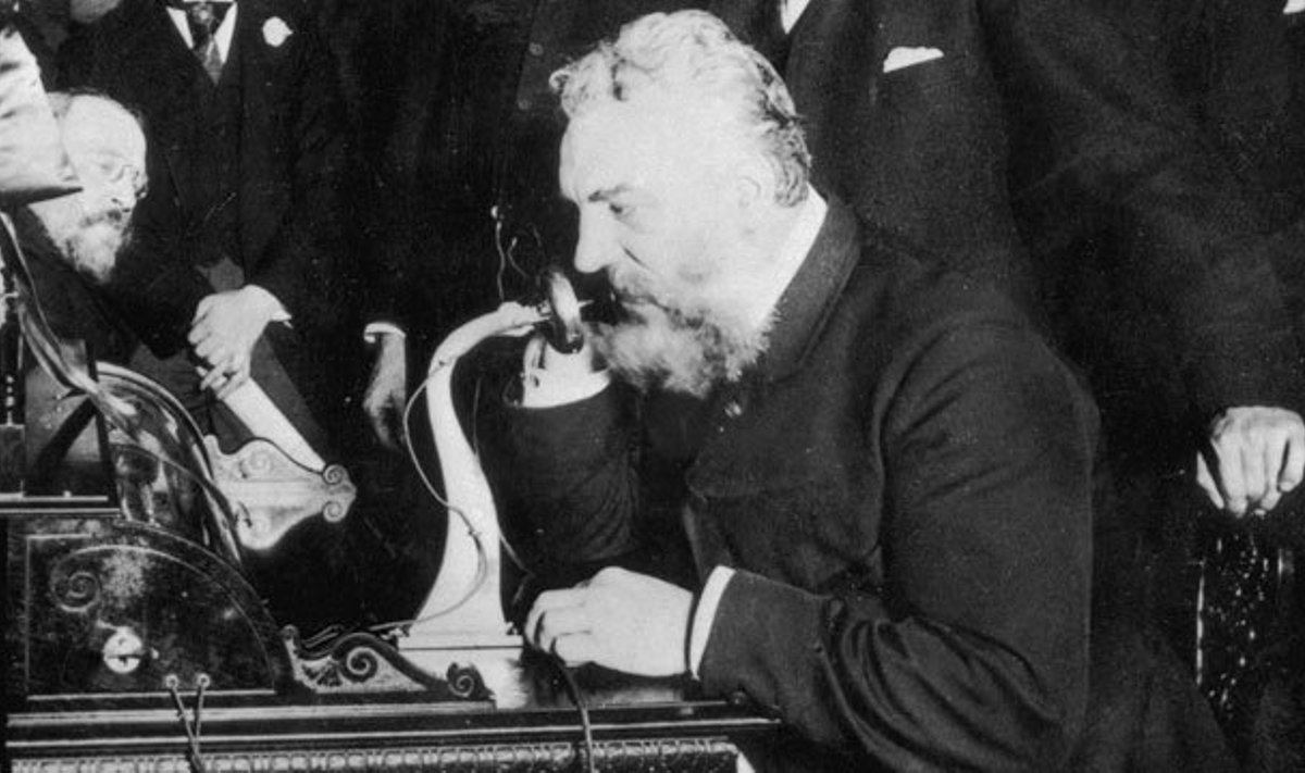 Alexander Graham Bell telefoneerimas. See pilt pole esimesest kõnest.