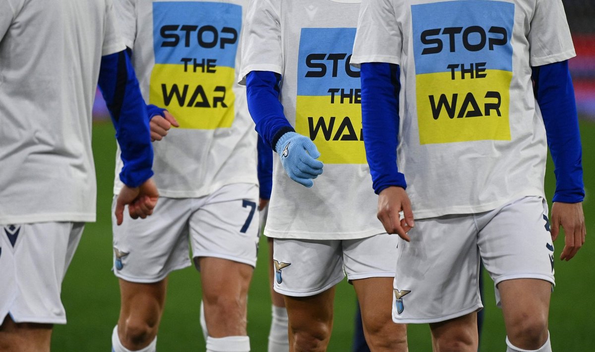 Itaalia klubi Lazio jalgpallurid sõjavastase loosungiga särkides