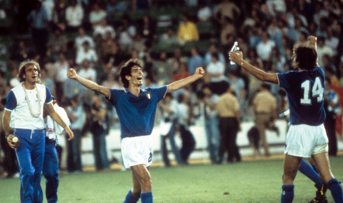 Paolo Rossi (vasakul sinises) ja Marco Tardelli 1982. aasta MM-i finaalis.