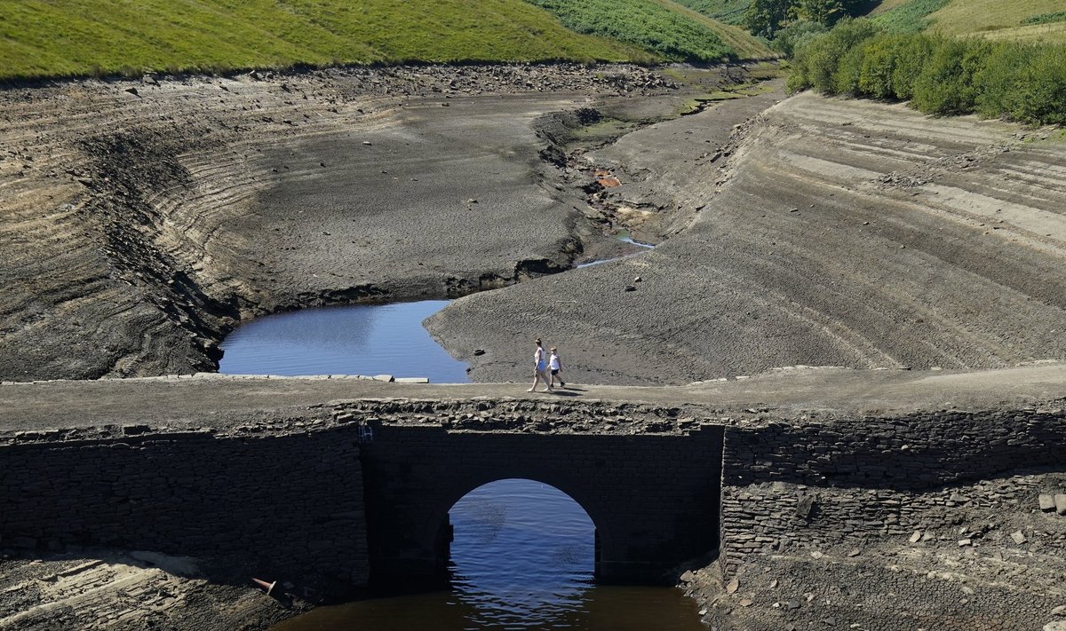 Inimesed kõnnivad Suurbritannias Rippondenis Baitingsi veehoidlas mööda kuiva pragunenud maad