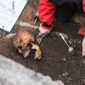 FOTOD | Tartu ülikooli peahoone kõrvalt leiti kahe mehe skeletid, kellest üks oli elusana kas sõjamees või tihe baarikakleja