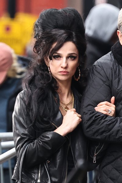 Näitleja Marisa Abela kehastamas Amy Winehouse'i