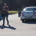 VIDEO ja PILDID: Politsei eraldas liiklushuligaan Subariku tolle autost, naine tuli kätest ja jalgadest hoides ära vedada